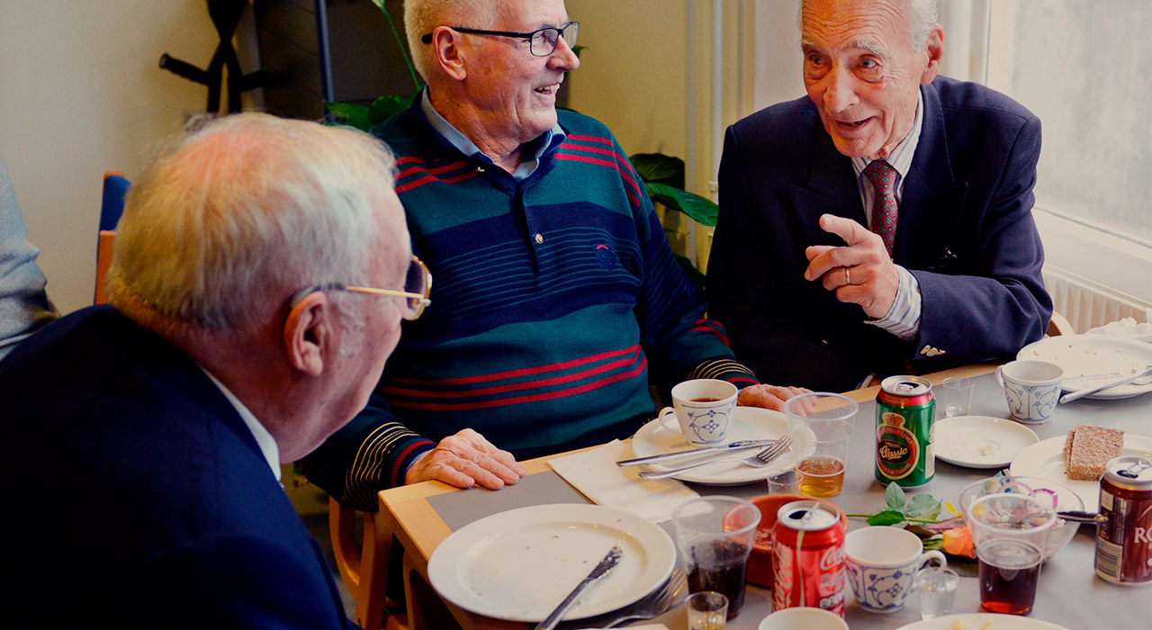 Deltag i Danmark spiser sammen i uge 17. Læs mere på aeldresagen.dk/sammenmed