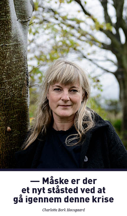 Portræt af Charlotte Bork Høvsgaard med citat om at komme videre efter, at ens ægtefælle er død