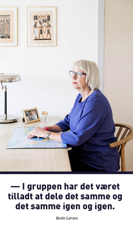 Portræt af pårørende Bente der sidder ved skrivebord med citat