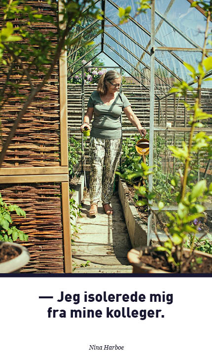 Portræt af pårørende Nina Harboe i et drivhus med citat