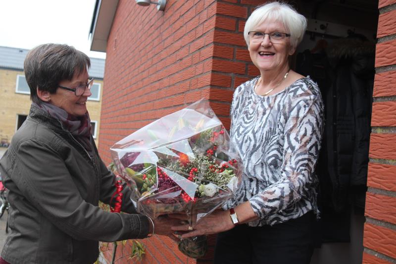 Ulla Sørensen får blomster af formand Jenny Beck, Ældre Sagen i Ribe.